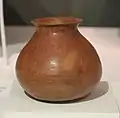 Jarre globulaire, polie, teintée en rouge. H. 13,2 cm. VIIe – Ve&nbsp;siècle AEC. Sancheong. Musée national de Corée