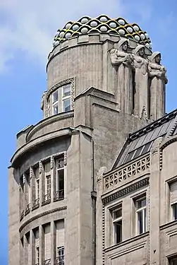 Le palais Koruna (1914), un immeuble Art nouveau abritant bureaux et boutiques, est coiffé d'une couronne (koruna).