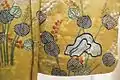 Kosode, v. 1700-1750.Teinture jaune à réserves et broderies sur soie damassée rinzu.Coll. Matsuzakaya, Tokyo.