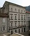 C'est dans ce bâtiment de Kotor qu'a eu lieu la cour martiale de la batterie.