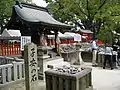 Koyasu-no-ishi (子安の石?, lit. : «&nbsp;la pierre à prière pour un accouchement sans risques et l'éducation en douceur des enfants »).