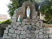 Grotte de Lourdes près de l'église.