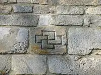 Double croix gammée sur le mur de l'église collégiale du XIIe&nbsp;siècle à Kruszwica.