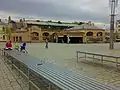Place avec la halle.