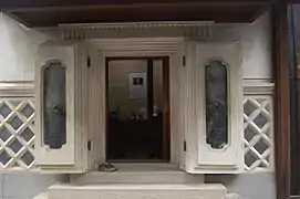 Kura avec un mur de namako.