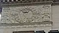 Côté parc : le monogramme de l’empereur Guillaume II.