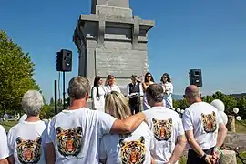 Photographie en couleurs, représentant plusieurs personnes vêtues de blanc.