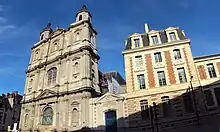 à gauche, un grand édifice religieux du XVIIe&nbsp;siècle ; au centre, l'entrée ; à droite, des bâtiments XIXe&nbsp;siècle du lycée donnant sur la rue