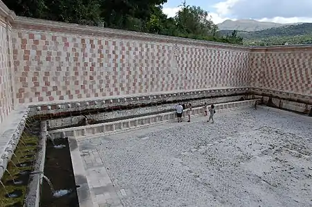 Vue partielle de la fontaine aux 99 cannelles de L'Aquila, Italie, XIIIe&nbsp;siècle.