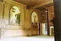 Salle à manger décorée de l’ancienne abbaye de Loroy.