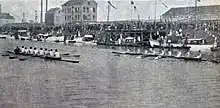 Photographie du canal montrant deux embarcations et les spectateurs en arrière-plan.