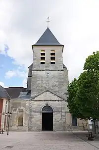 Vue de la façade de l'abbatiale Notre-Dame-des-Ardents et Saint-Pierre.