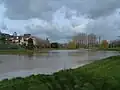 village au-dessus plan d'eau