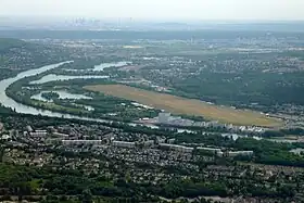 Vue des installations avec les tours de La Défense en arrière-plan