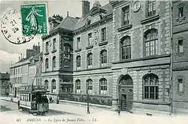 Tramway passant devant le lycée de jeunes filles, rue des Otages, au début du XXe&nbsp;siècle.