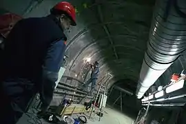 Galerie du laboratoire souterrain soutenue avec du béton projeté et des cintres métalliques.