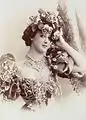 La Belle Otero en costume de scène, photographiée par Reutlinger.