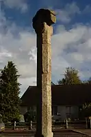 La croix de cimetière du XVe&nbsp;siècle près de l'église.