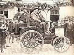 Photo d'un véhicule motorisé de profil, ressemblant fortement à un véhicule hyppomobile.