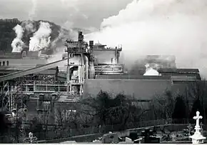 L'usine vue depuis le cimetière.