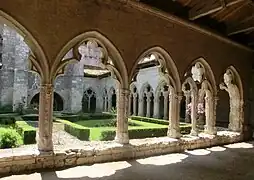 Le cloître de la Collégiale Saint-Pierre.