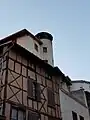 Photographie de la petite tour du Guet surplombant les immeubles médiévaux.