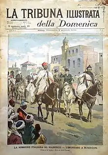 Image d'un défilé à cheval de personnages habillés en style «&nbsp;africain colonial&nbsp;» dans une rue avec sur le fond droit des bâtiments ; sur le bas gauche un groupe de spectateurs ; sur le haut un texte en lettres majuscules.