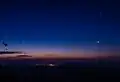 La comète au-dessus de Lac-Mégantic (Québec), au matin du 10 juillet 2020. Vénus, les Pléiades et la constellation du Cocher accompagnent l'astre passager.