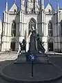 Parvis de l'église où se dresse le monument en souvenir de l’homme d'État catholique Charles Woeste.