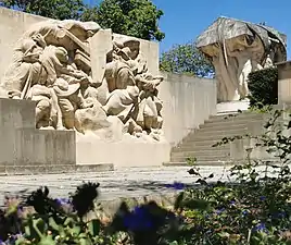 La guerre (Louis Bertola) et le cénotaphe (Jean-Baptiste Larrivé).