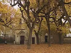 La vieille église à côté du château.