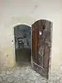 Unique cellule de l'ancienne prison, entre l'entrée de la mairie et le mur de l'église.