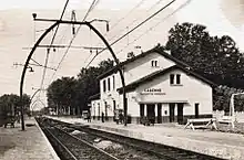 Photographie en sépia, représentant un bâtiment.