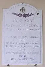 Stèle aux morts à l'entrée de la mairie (janv.&nbsp;2012)