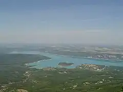 Le lac de Sainte-Croix entre le Var et les Alpes-de-Haute-Provence.