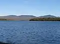 Lac Aux Araignées, point d'accès public route 161. Le mont Flat Top (830 mètres) au centre, et Merrill (997 mètres) à droite.