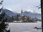 Le lac gelé en hiver. Au fond à droite, le Begunjščica.