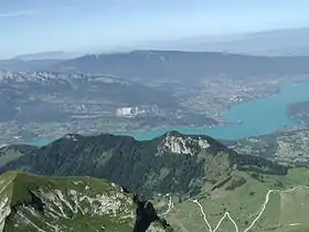 Vue du lac d'Annecy depuis la Tournette avec le rocher du Roux à ses pieds.