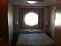 Cabine équipée d'un grand lit.