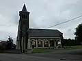L'église et le monument aux morts.