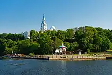 Vue de bâtiments religieux sur une île depuis un lac.