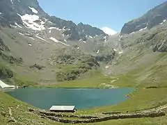Le refuge et plus haut le col de la Muzelle (2&nbsp;613&nbsp;m)