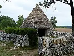 Sur la route de Cahors, la cabane de Nouel, construite au XIXe&nbsp;siècle pour servir de bergerie pour un troupeau d'une quinzaine de bêtes.