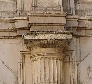 Chapiteau dorique à l'hôtel de La Mamye.