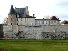 Côté sud-est, le château sur son rocher.