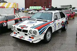 Photographie en vue arrière de la Lancia Delta S4