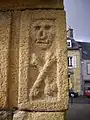 Ossuaire de l'église Saint-Thomas-de-Cantorbéry de Landerneau : crâne et os en relief à l'angle nord-est.
