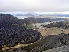 Champ de lave de Laugahraun et refuge du Landmannalaugar.
