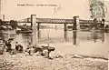 Les trois ponts: suspendu, métallique, ferroviaire. Le pont métallique n'est pas encore achevé.