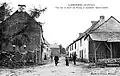 Lanouée ː le haut du bourg et, à l'arrière-plan, le calvaire Saint-André (carte postale).